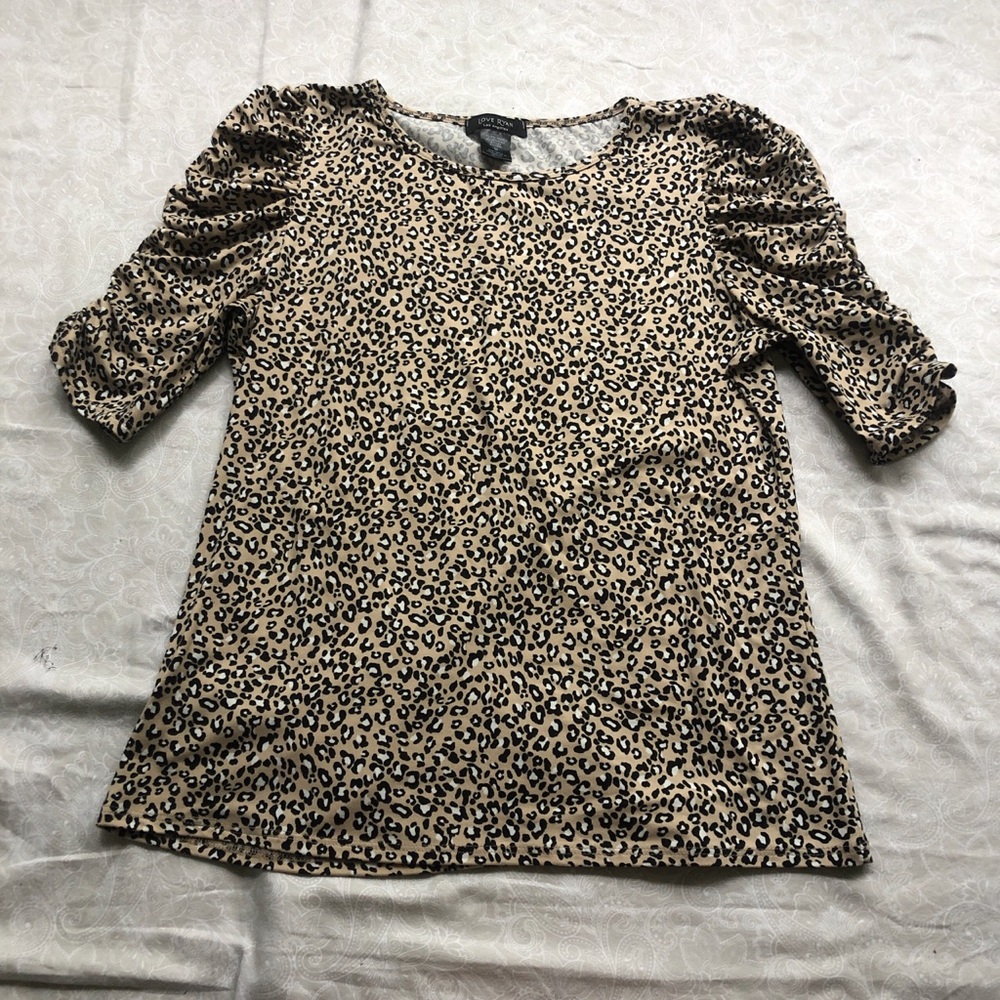 3/$25 Cream and black leopard print top with puffy princess milkmaid sleeves
